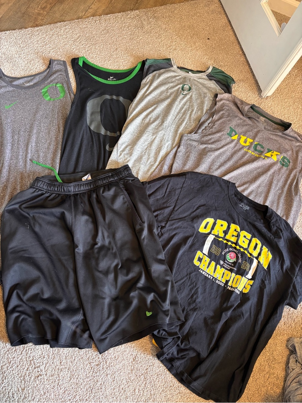 Nike Men's Gray, Black & Green Oregon Athletic Tee and Shorts Set
